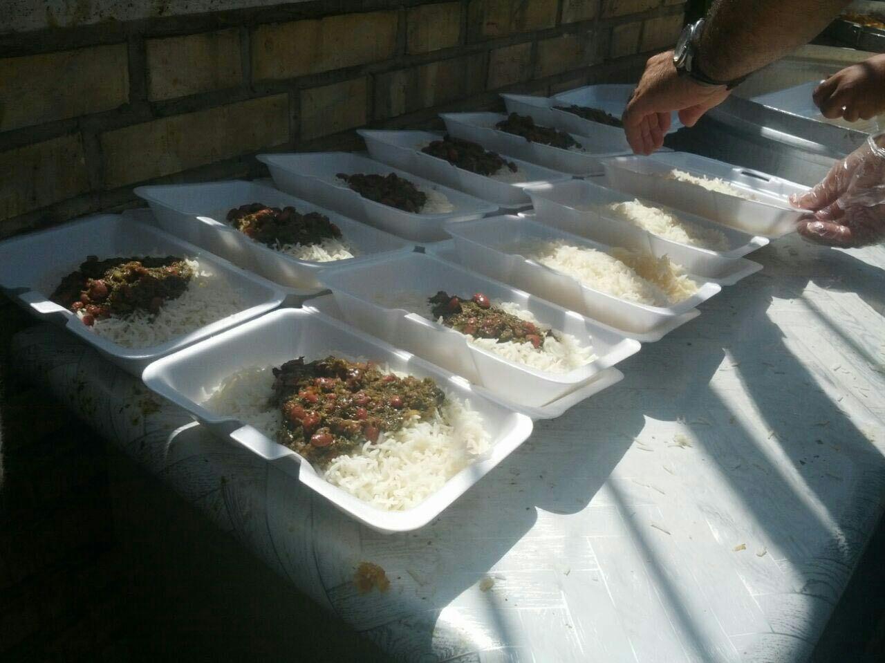 توزیع غذا در روز عید ولایت توسط خادمیاران رضوی منطقه  10 تهران